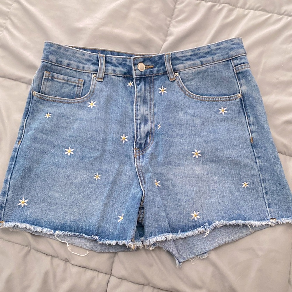 KHAKI x BLUE | high waisted denim flower shorts